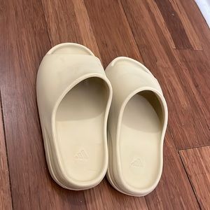 Yeezy slides 2019 desert sand fit like a women’s 7